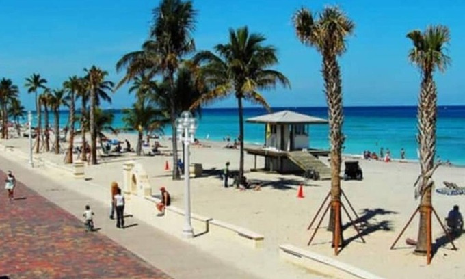 Downtown Hollywood Condo | Amazing view, stylish & Lovely, 1 mile to beach famous hollywood beach broadwalk