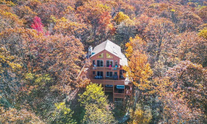 Nellysford Cabin | Amazing Views From 3 Decks! Hot Tub - Pool Table - Games - Grill - Gazebo - WIFI