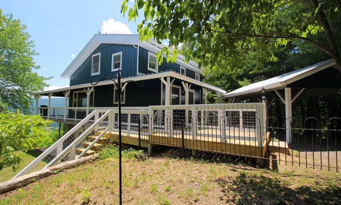 Franklin House | Amazing views, 4 KING BEDs, Pets OK, Ultra-Fast Wi-Fi, Firepit, Covered Deck
