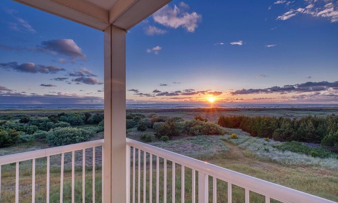 Long Beach Condo | AMAZING VIEWS, Beachfront, Pets OK, In Town, Elevator, Walk to Beach (Azure)
