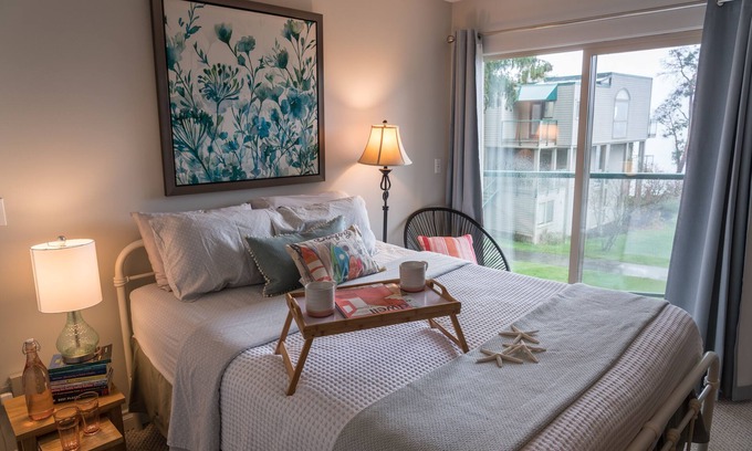 Yellow Point Resort | Amazing Views, Comfy and Cozy Nest!