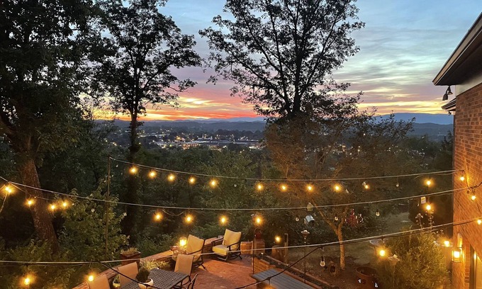 Bristol House | AMAZING VIEWS~ ENTERTAINMENT PATIO~ Groups & Kid Friendly~ BMS & R&R Welcome!