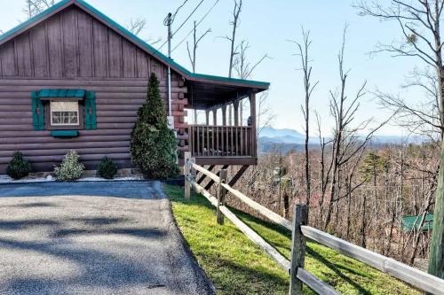 Gatlinburg - Pigeon Forge House | Amazing Views! Hot Tub,Pool Table,Fireplace,Relax!