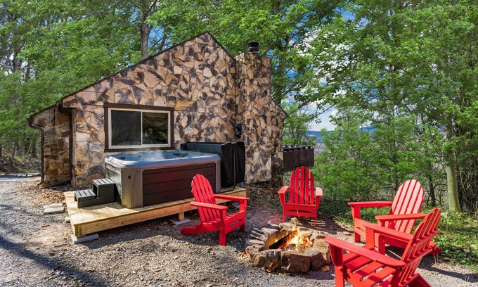 Ridgeway Cabin | Amazing Views, Hot Tub, Fire Pit, Deck & Fireplace