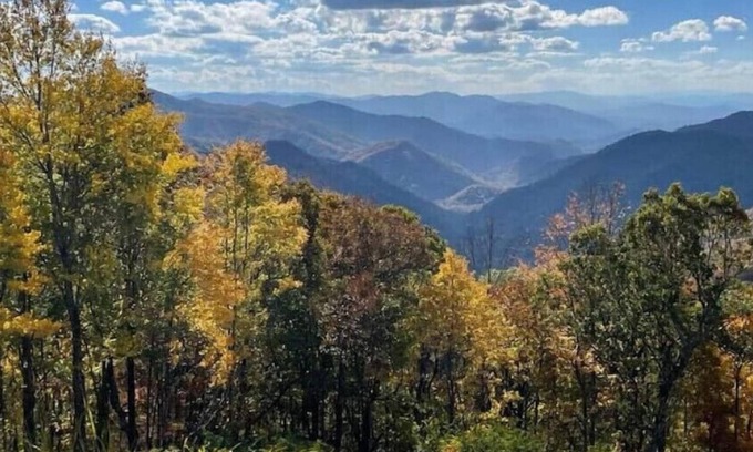 Cherokee House | Amazing views in the Mountain Countryside Design