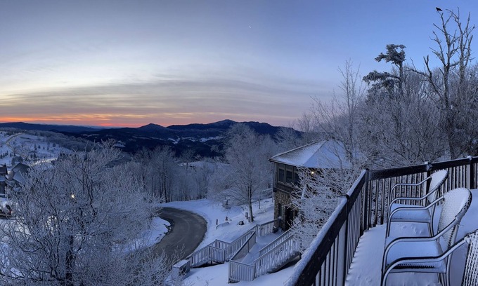 Banner Elk House | Amazing Views of Beech Mountain, Walk to Ski Slopes!