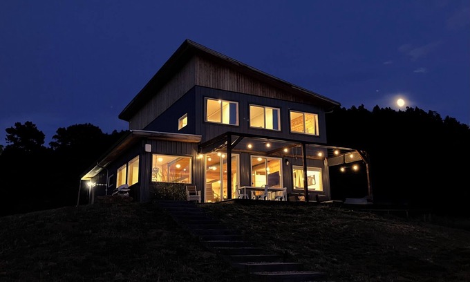 Larkspur House | Amazing Views, Peaceful Nature, Close to I25, entire home on Land with Hot Tub,