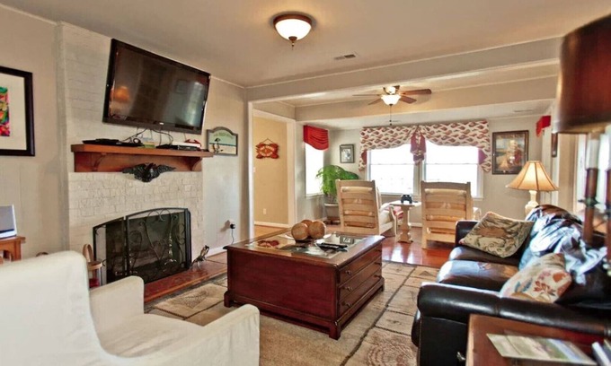 Bellamy House | Amazing Waterfront Getawaylong Term Renters are Welcome!