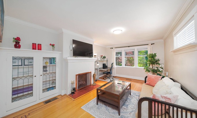 Dunbar House | Amazing Westside Vancouver Villa - Free Parking