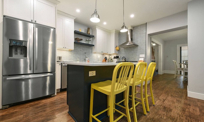 South Side Flats House | Amazingly Homey w/Garage + Outdoor Space! 5B/2B