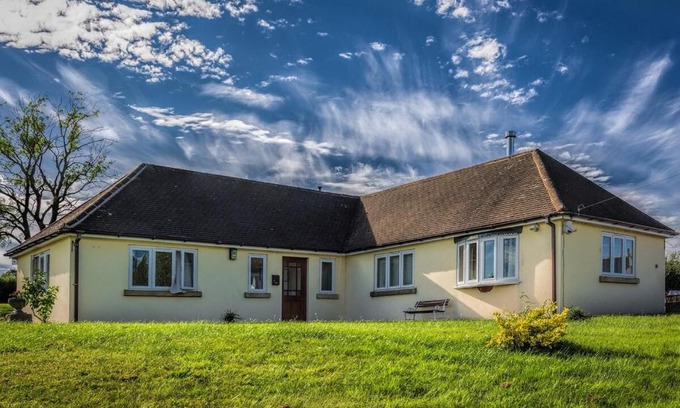 Alfreton Apartment | Amber Lodge with private hot tub