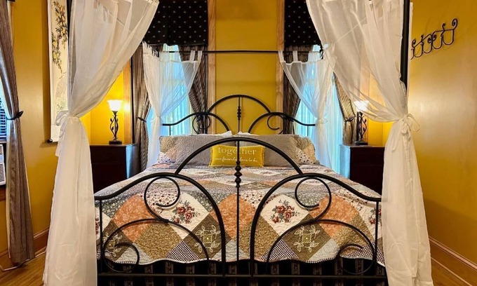 Adamstown Bed & Breakfast | Amber Room at The Amethyst Inn B&B huge jacuzzi room with fireplace in Lancaster