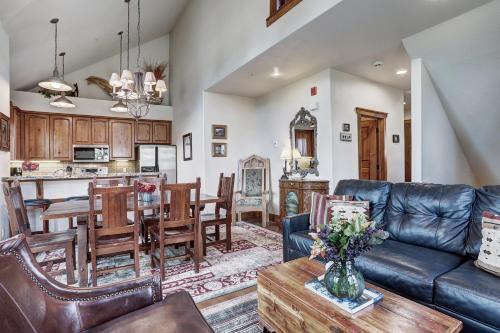 Four O'Clock House | Amber Sky - Ski-In Ski-Out Apartment