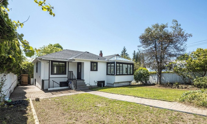 Ambleside House | Ambleside House by the Beach, 3 Bedrooms Sleeps 8
