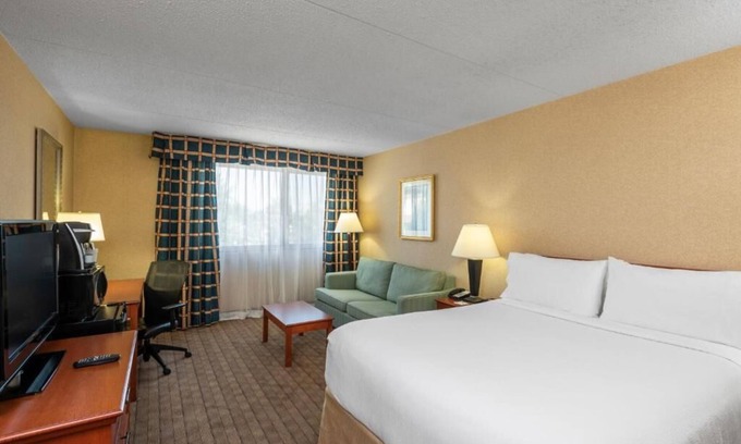 Southeast Calgary Hotel | Amenida Residences + Hotel n