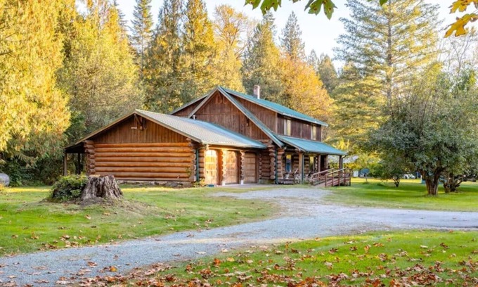 Marblemount House | American Alps Lodge: Riverfront, Hot Tub, EV Charger, Game Room