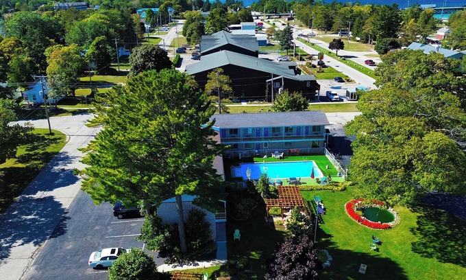 Mackinaw City Hotel | American Boutique Inn - Lakeview
