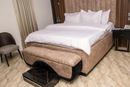 Oshodi-Isolo Hotel | American Court