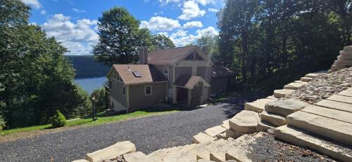 Mountainside House | American Dream- 5 bedroom dog-friendly with hot tub, pool table and more!