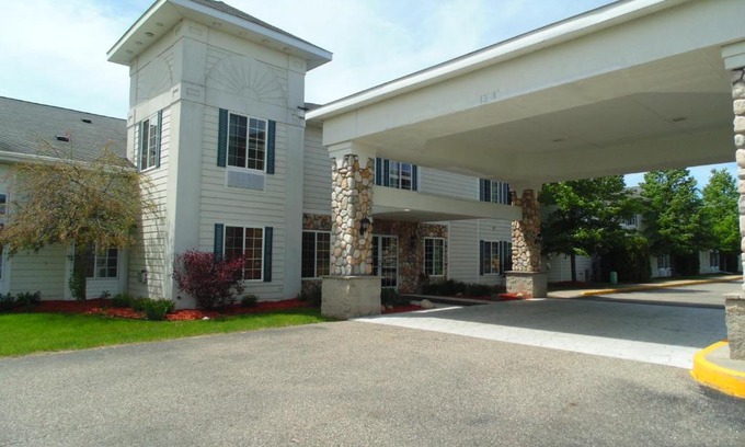 Houghton Lake Hotel | American Inn and Suites Houghton Lake