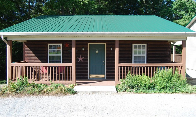 Russell Springs Cabin | Americana Hot Tub Cabin @ LakePointe Resort - no cleaning fees!