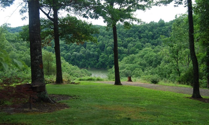 Russell Springs Cabin | Americana Jacuzzi Lake View family Cabin3/4 mile to marina WIFI- NO CLEANING FEE