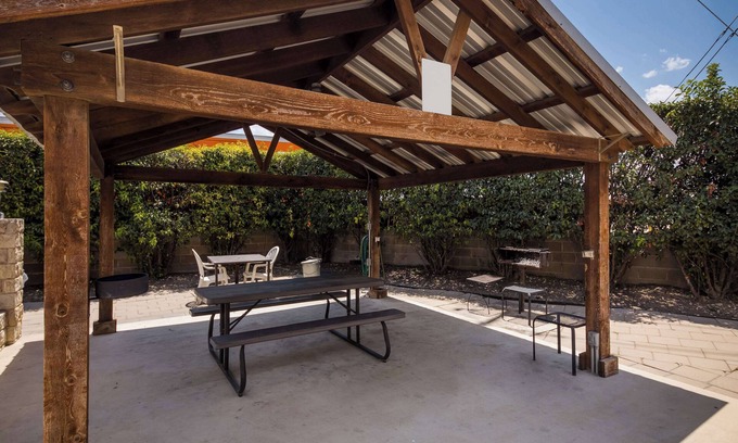 Buda Hotel | Americas Best Value Inn Buda Austin S