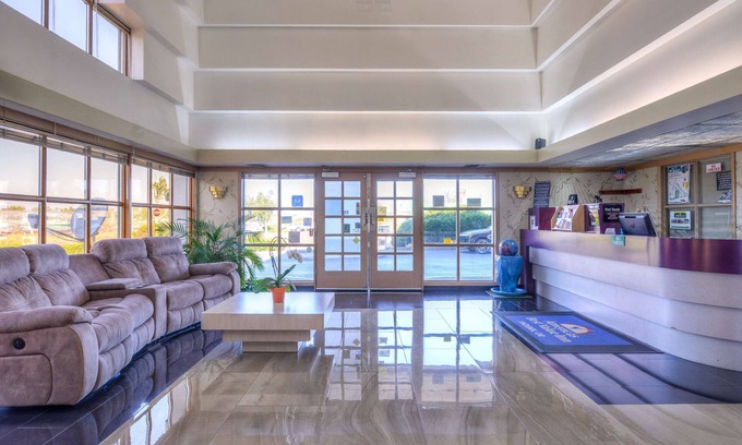 Phoenix Hotel | Americas Best Value Inn Phoenix Medford