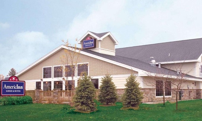 Charlevoix Hotel | AmericInn by Wyndham Charlevoix