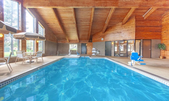 Hutchinson Hotel | AmericInn by Wyndham Hutchinson