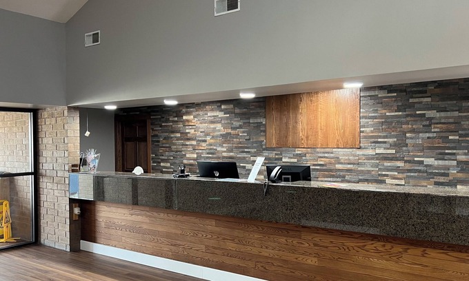 Marshfield Hotel | AmericInn by Wyndham Marshfield