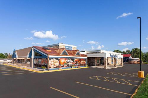 West Baraboo Hotel | AmericInn & Suites by Wyndham Baraboo Event Center