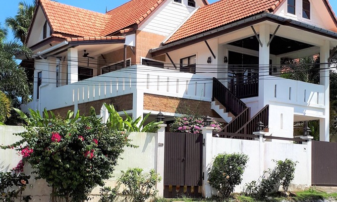 Ko Lanta Villa | Amintra 5 Pool Villa. 3 bedroom seaview villa with easy access to all amenities