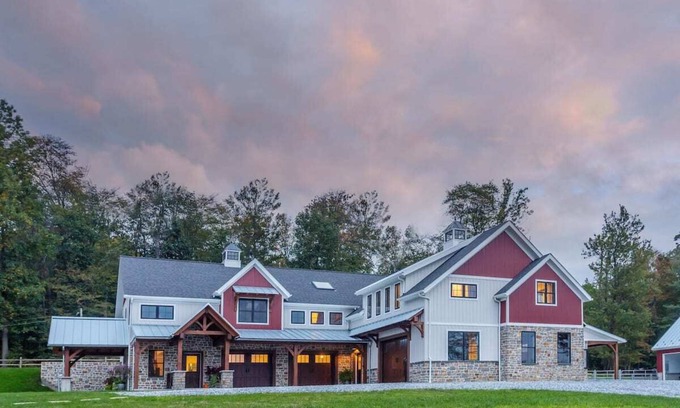 Newmanstown Bed & Breakfast | Amish Farm Retreat - Daily Pastries, Sunset Views & Cozy Private Suite