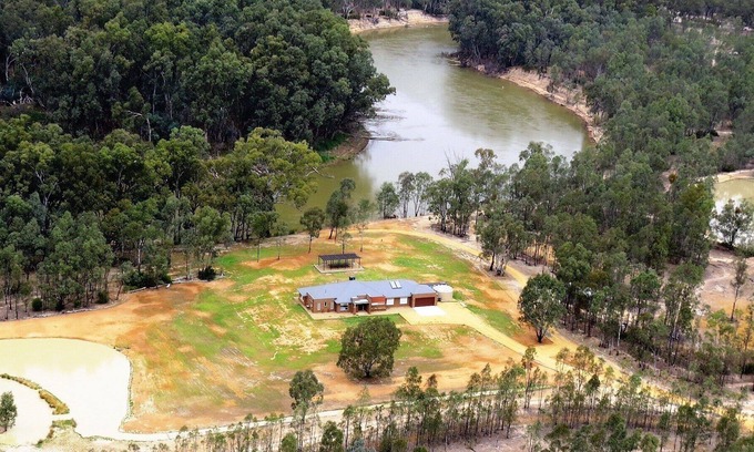 Moama House | Ammia Bend - 6 Bedrooms -Right on the Murray- Sleeps 12 Guests.