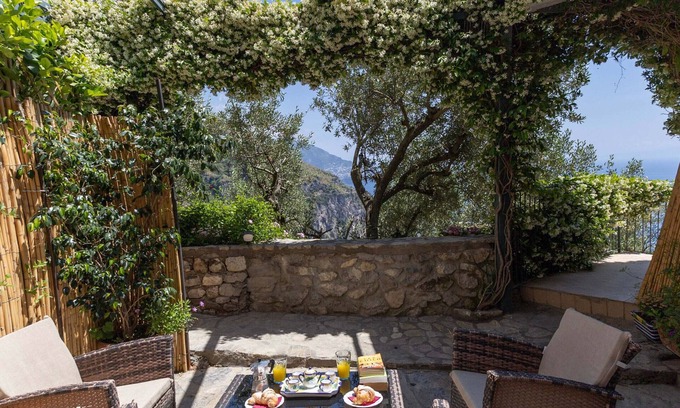 Piano di Sorrento Ski Chalet | AMORE RENTALS - Casa Assunta with Parking and Air Conditioning