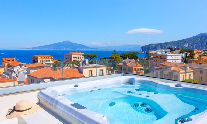 Sorrento City Centre Ski Chalet | AMORE RENTALS - The Square, Luxury Penthouse with Sea View and Jacuzzi in Piazza Tasso