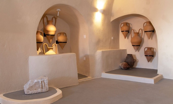 Finikia Villa | Amphora Cave House in Oia Foinikia