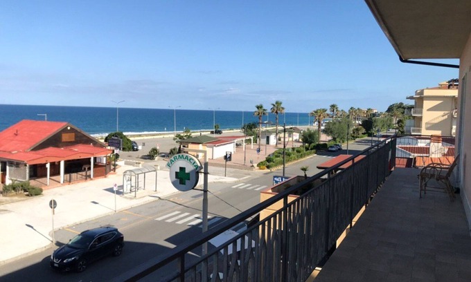 Falerna Marina House | Ampio Appartamento a 20 Metri dal Mare con Ampio Balcone Vista Mare