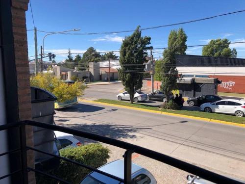 Puerto Madryn House | Amplia casa dos pisos, estacionamiento, patio.