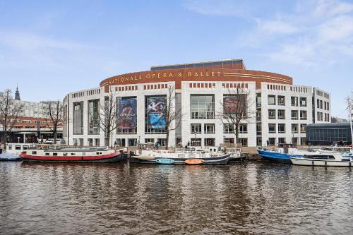 Grachtengordel-Zuid Apartment | Amstel Houseboat studio right across the Opera