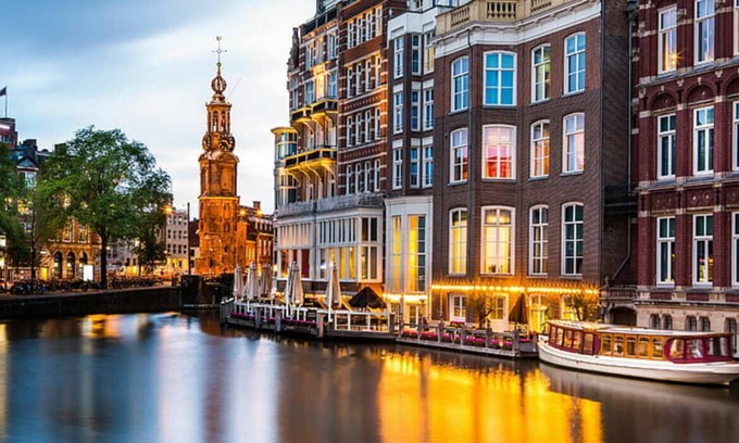 De Weteringschans Apartment | Amsterdam Central Luxury with Canal views