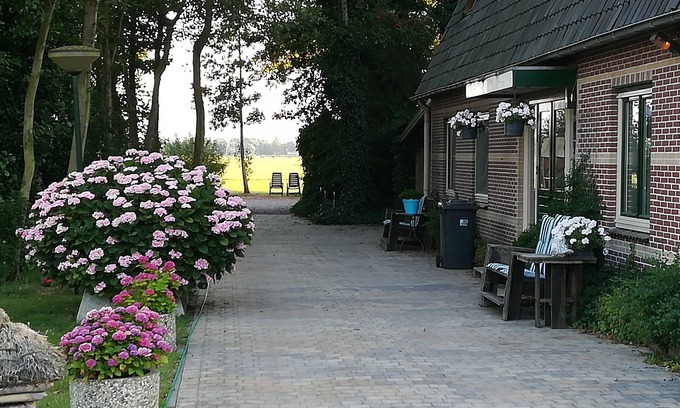 Landsmeer Apartment | AMSTERDAM COUNTRY AREA 15 MINUTES FROM CENTER APARTMENT ON THE GROUND FLOOR