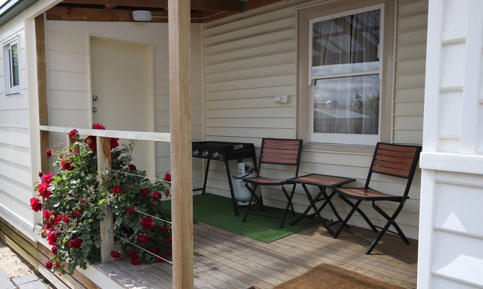 Moonah House | Amy Cottage - 3 bedroom/2 bathroom Centrally located for Shopping & Restaurants