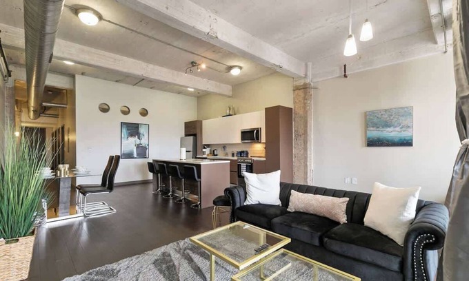 Downtown Dallas Apartment | Amyfinehouse | Free Breakfast for 8 Guests + Valet