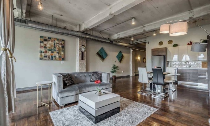 Downtown Dallas Apartment | Amyfinehouse |Modern 2BR Loft|Pool+Views+Gym+Valet