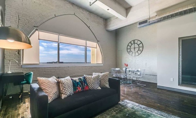 Downtown Dallas Apartment | Amyfinehouse|Spacious 2BR Loft|Pool+Desk+Valet