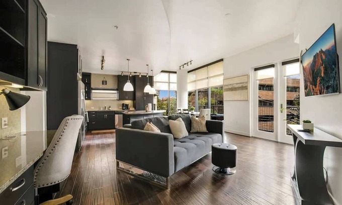 Uptown Apartment | Amyfinehouse |Walkable 3BR Apt| Pool+Desk+Wifi+Gym