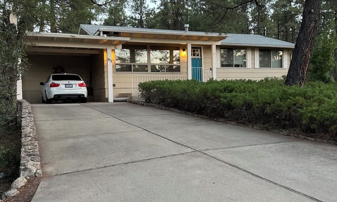 Mountain Club Cottage | An Adorable House in the cool Pines And Only 5 Minutes From Courthouse Square