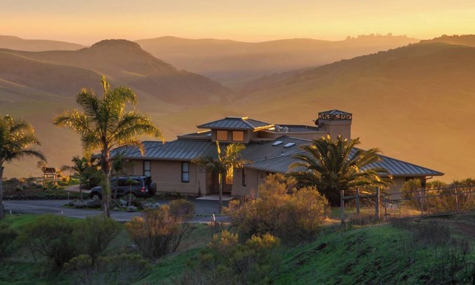 Cambria House | An aesthetic delight high above Cambria steeped in nature but close to town.
